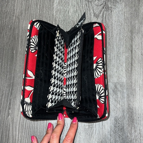 Vera Bradley Red Deco Daisy zippered wallet - Picture 4 of 7